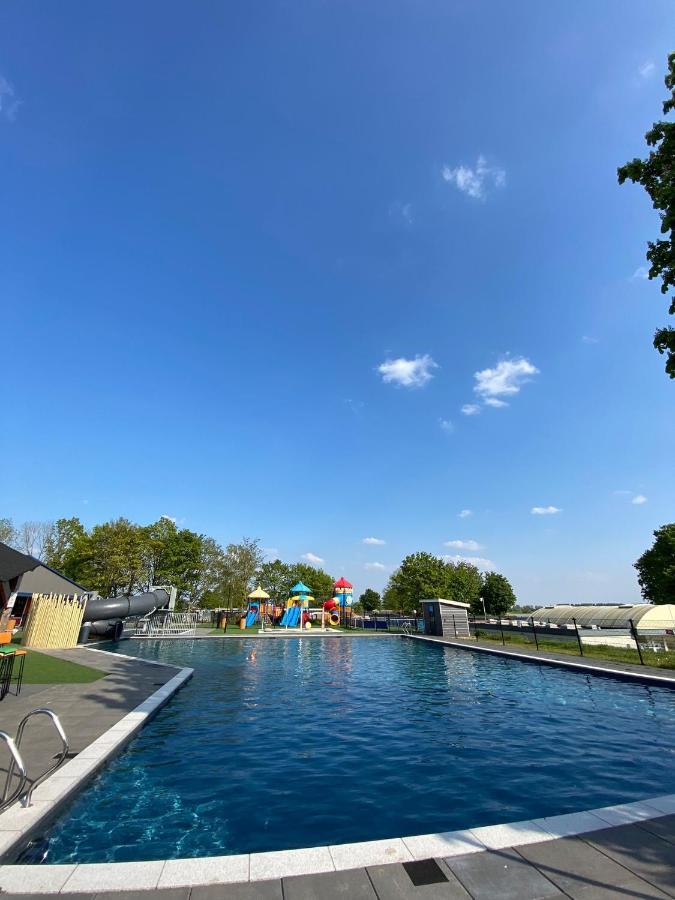 Lathumlodge Met Parkvoorzieningen Экстерьер фото